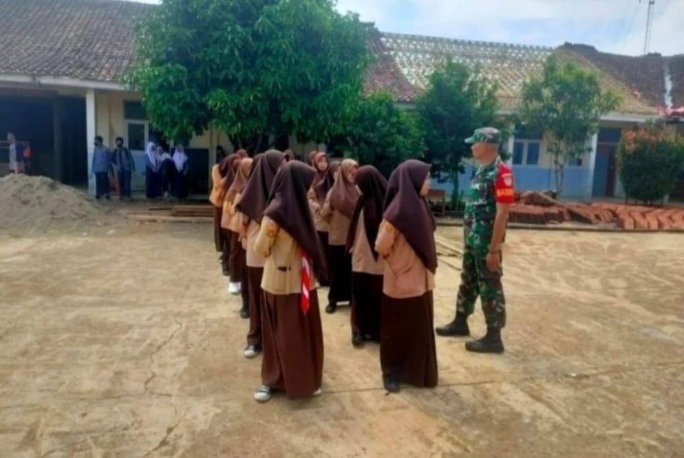 Babinsa Koramil 2209/Lengkong Berikan Pembinaan Baris-Berbaris kepada Siswa SMPN 1 Lengkong 7