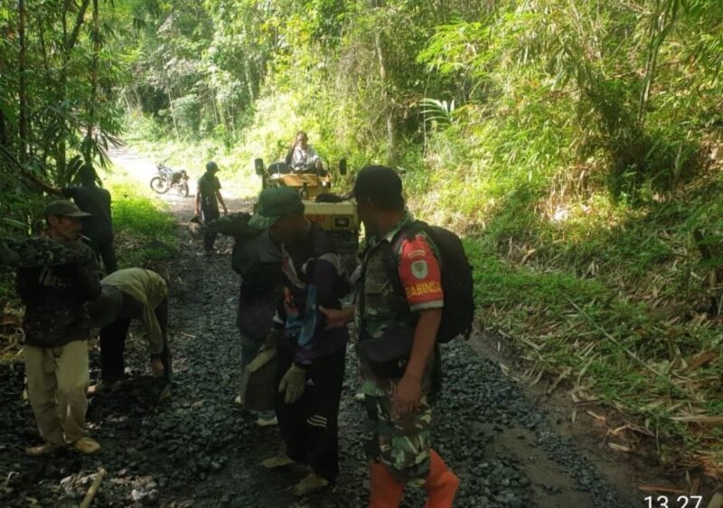 Babinsa Koramil 2211/Sagaranten Laksanakan Karya Bakti Perbaikan Jalan 6