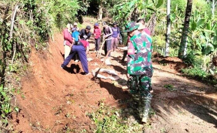 BABINSA KORAMIL 2207/JAMPANGTENGAH LAKSANAKAN KARYA BAKTI PEMBERSIHAN LINGKUNGAN BERSAMA WARGA 4