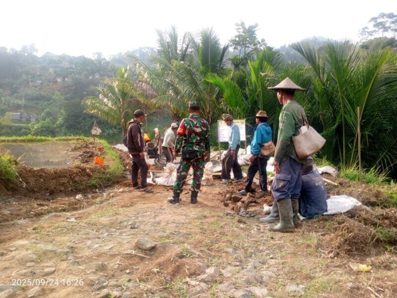 Babinsa Koramil 2201/Cisolok Laksanakan Karya Bakti Pembersihan Jalan di Desa Pasirbaru 1 Babinsa Koramil 2201/Cisolok Laksanakan Karya Bakti Pembersihan Jalan di Desa Pasirbaru