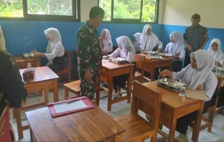 BABINSA KORAMIL 2210/PABUARAN SALURKAN MBG DI MTs Al-Furqun DESA CIWALAT 1 BABINSA KORAMIL 2210/PABUARAN SALURKAN MBG DI MTs Al-Furqun DESA CIWALAT