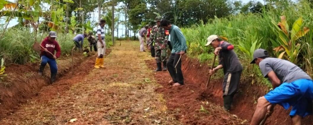 BABINSA KORAMIL 2215/CIEMAS BERSAMA WARGA LAKSANAKAN BAKTI PEMBERSIHAN DAN PEMELIHARAAN JALAN DI KP. BATULAWANG