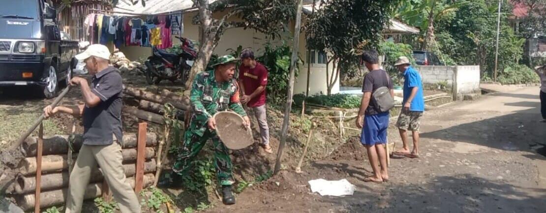BABINSA KORAMIL 2204/CIKIDANG LAKSANAKAN BHAKTI PELEBARAN JALAN DESA CIKIDANG