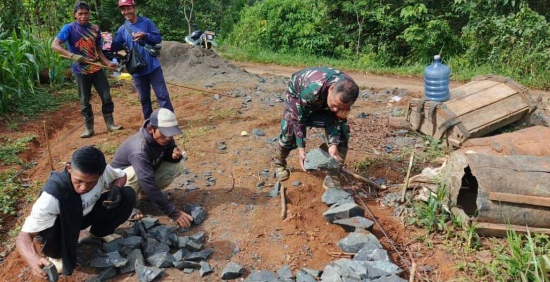 BABINSA KORAMIL 2207/JAMPANGTENGAH LAKSANAKAN KARBAK PENGERASAN JALAN BERSAMA WARGA DI DESA CITAMIANG