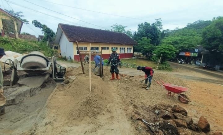 BABINSA KORAMIL 2210/PABUARAN LAKSANAKAN KARYA BHAKTI BERSAMA WARGA DESA BANTARSARI 1 BABINSA KORAMIL 2210/PABUARAN LAKSANAKAN KARYA BHAKTI BERSAMA WARGA DESA BANTARSARI