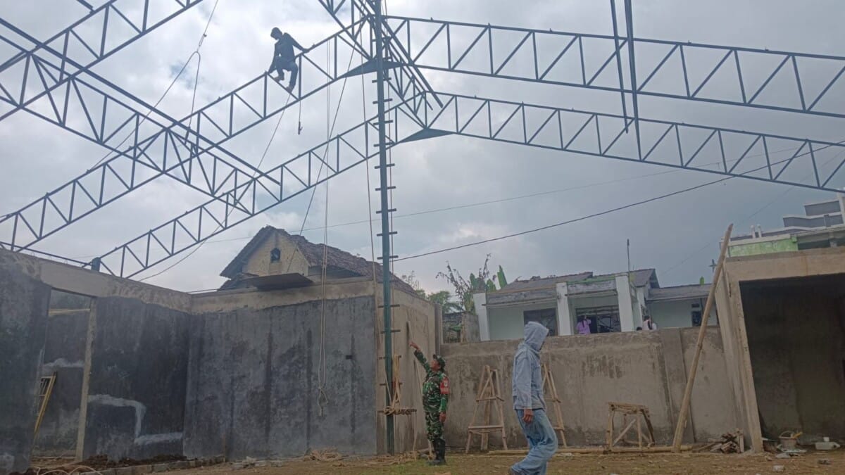 BABINSA KORAMIL 2206/PARAKANSALAK LAKSANAKAN PENGAWASAN PEMBANGUNAN KDKMP DI DESA SUKAKERSA