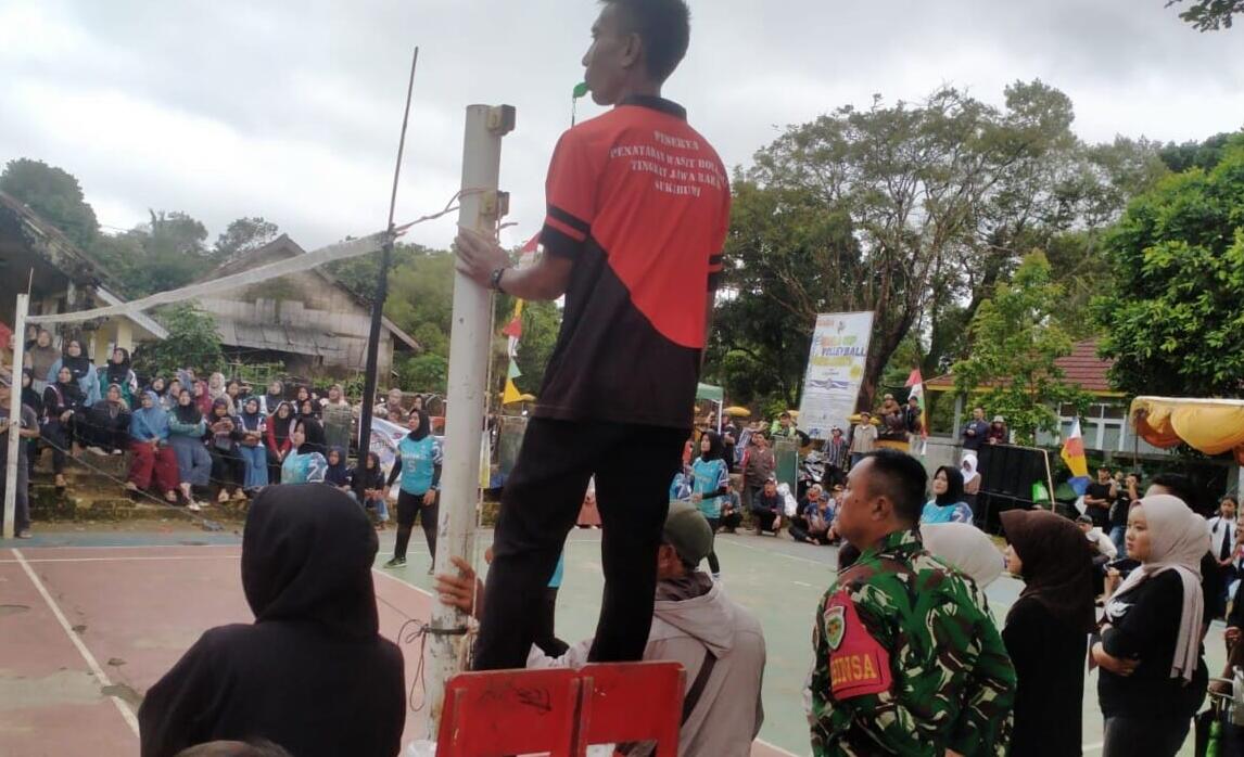 BABINSA KORAMIL 2215/CIEMAS LAKSANAKAN PENGAMANAN TURNAMEN BOLA VOLY TINGKAT KECAMATAN