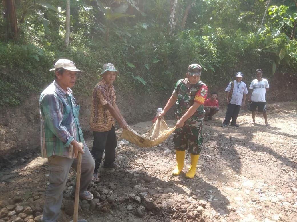 BABINSA KORAMIL 2204/CIKIDANG LAKSANAKAN BHAKTI PERKERASAN JALAN DI DESA TAMANSARI 6