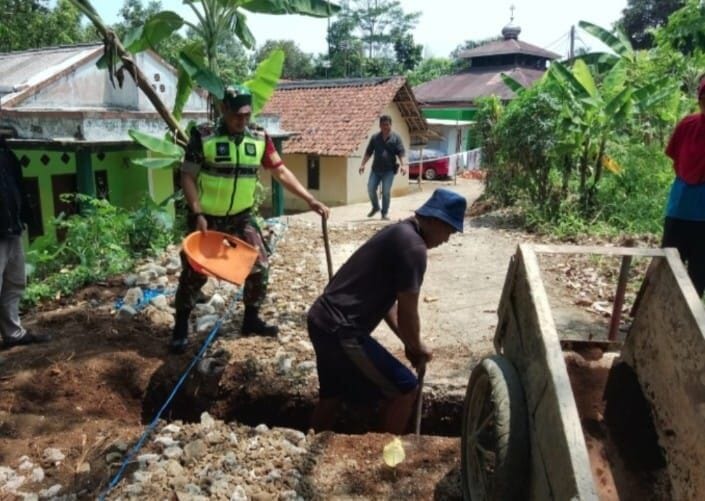 BABINSA KORAMIL 2206/PARAKANSALAK BERSAMA FORKOPIMCAM LAKSANAKAN KARYA BHAKTI PERBAIKAN PARIT