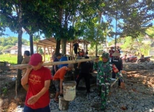 BABINSA KORAMIL 2211/SAGARANTEN LAKSANAKAN KARYA BAKTI PERBAIKAN JALAN DI KAMPUNG CIGALUGA 1 BABINSA KORAMIL 2211/SAGARANTEN LAKSANAKAN KARYA BAKTI PERBAIKAN JALAN DI KAMPUNG CIGALUGA