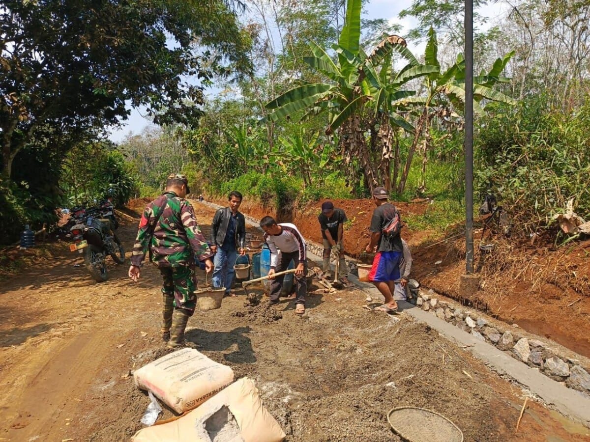 Babinsa Koramil 2207/Jampangtengah Bersama Warga Laksanakan Karbak Pengerasan Jalan di Purabaya 8