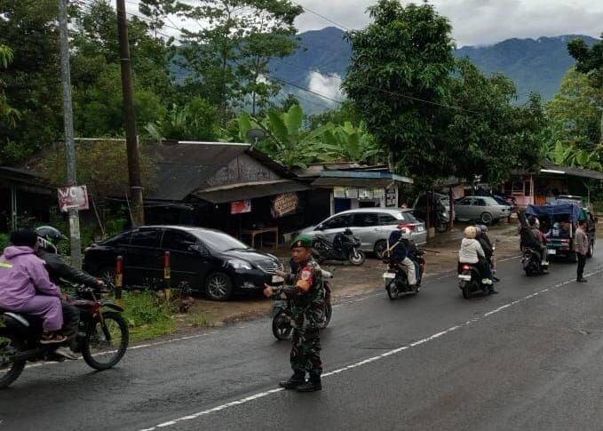 Babinsa Koramil 2204/Cikidang Laksanakan Pengamanan Arus Libur di Leter S Cikidang