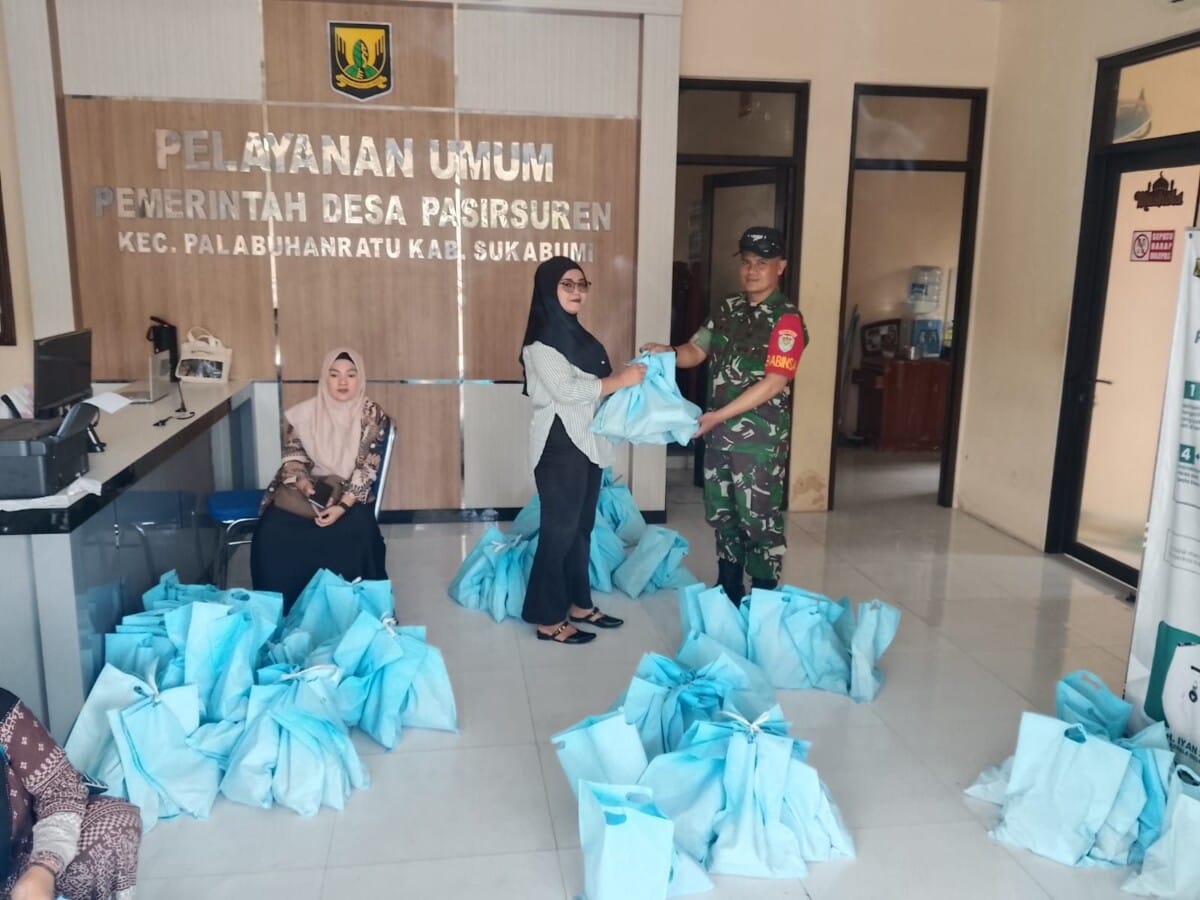Babinsa Koramil 2202/Palabuhanratu Laksanakan Pengawasan Penyerahan Bantuan di Desa Pasirsuren 3