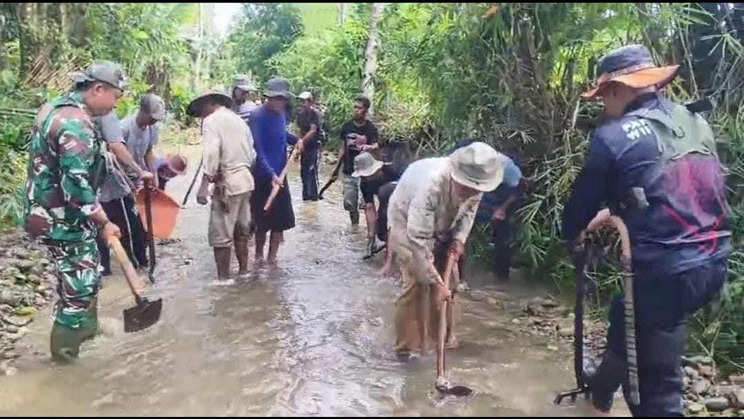 Babinsa Koramil 2211/Sagaranten Laksanakan Karya Bakti Pembersihan Sungai di Desa Cidolog 1 Babinsa Koramil 2211/Sagaranten Laksanakan Karya Bakti Pembersihan Sungai di Desa Cidolog