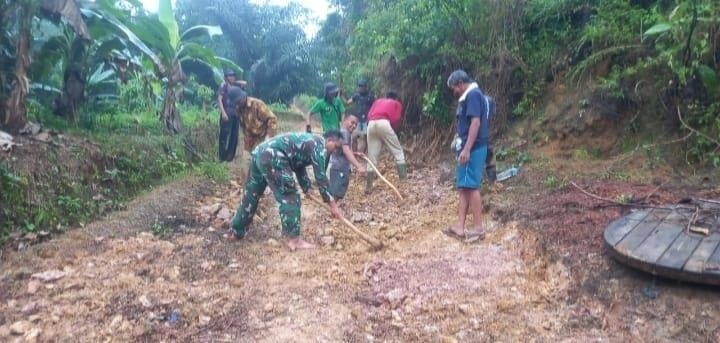 Babinsa Koramil 2210/Pabuaran Laksanakan Karya Bhakti Bersama Warga di Desa Sirnasari 5