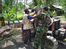 Babinsa Koramil 2212/Tegalbuleud Bersama Warga Laksanakan Karbak Pembenahan Jalan di Kp. Sinarnukti 2