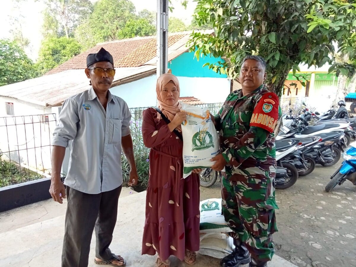 Babinsa Koramil 2202/Palabuhanratu Laksanakan Pengawasan Penyerahan Bantuan di Desa Cibodas 1 Babinsa Koramil 2202/Palabuhanratu Laksanakan Pengawasan Penyerahan Bantuan di Desa Cibodas