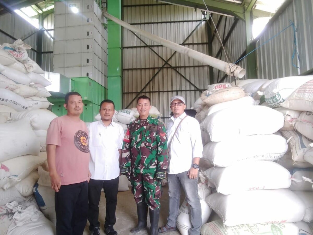 Babinsa Koramil 2214/Surade Dampingi Program Serap Gabah di Desa Waluran 1 Babinsa Koramil 2214/Surade Dampingi Program Serap Gabah di Desa Waluran