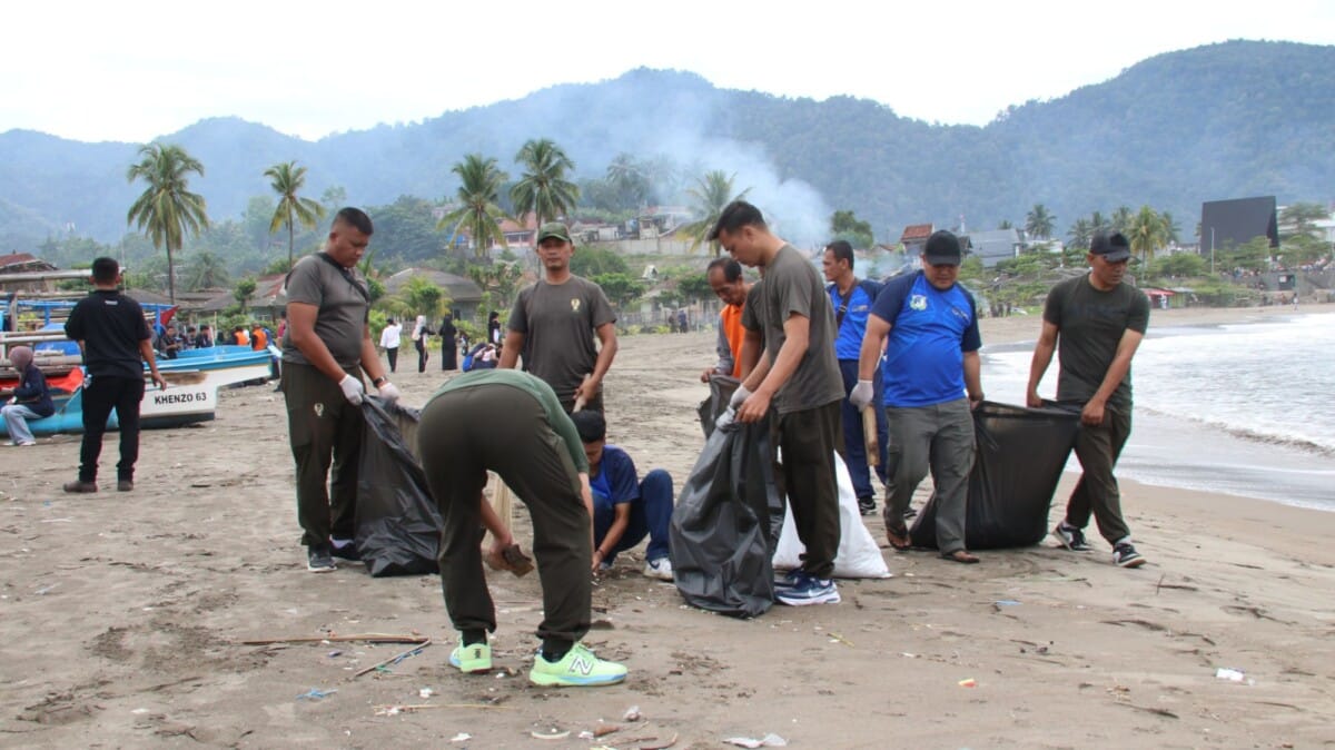 Kasdim 0622/Kab.Sukabumi Hadiri Bakti Sosial Bersih Pantai Pelabuhan ratu 2