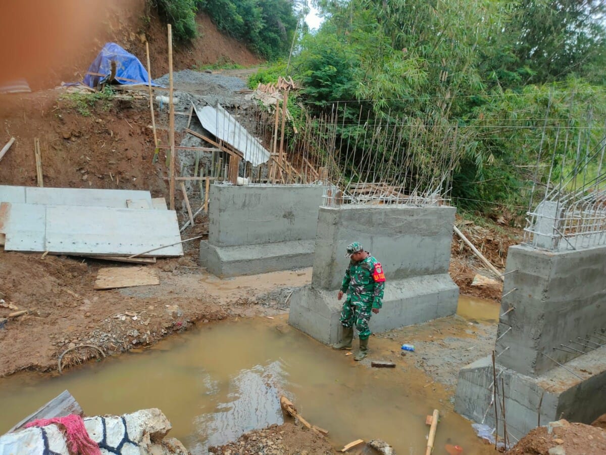 SERKA TASLIN TINJAU PROGRES PEMBANGUNAN JEMBATAN ARMCO DI DESA LANGKAPJAYA 10