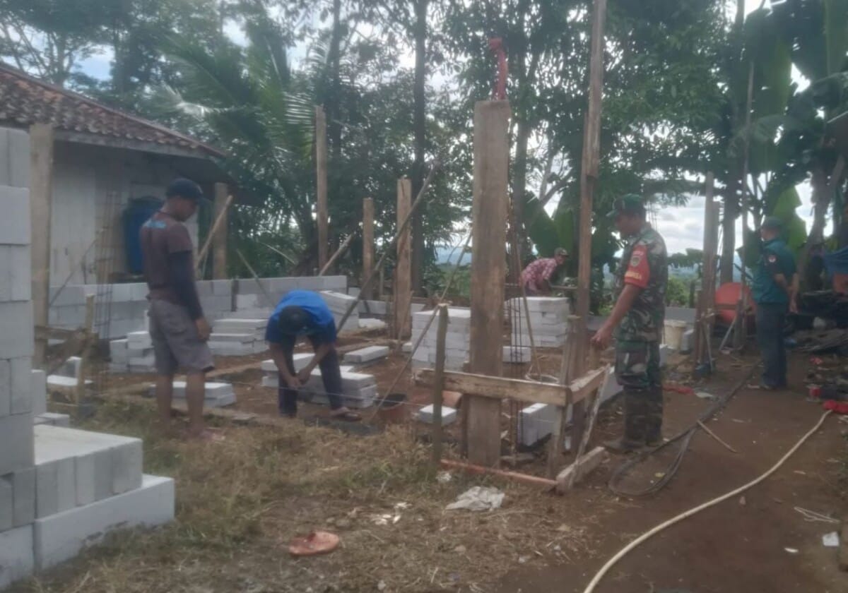 Babinsa Koramil 2207/Jampangtengah Bersama Warga Laksanakan Karya Bakti Pembangunan Rumah Warga di Desa Margaluyu 7