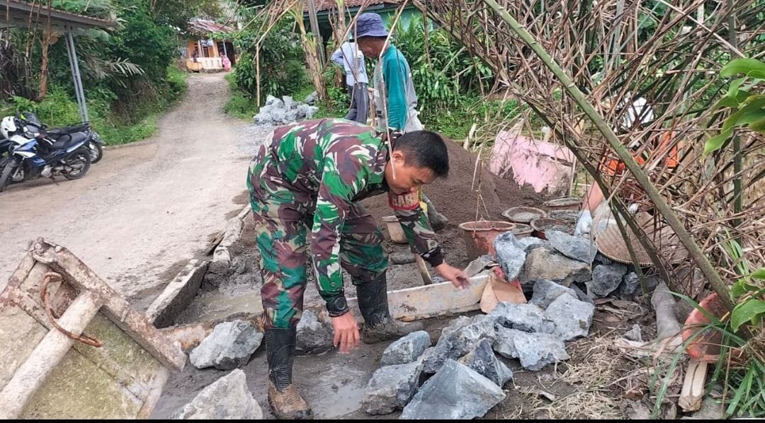 Babinsa Koramil 2211/Sagaranten Laksanakan Karya Bakti Perbaikan Jalan di Desa Gunungbentang 5