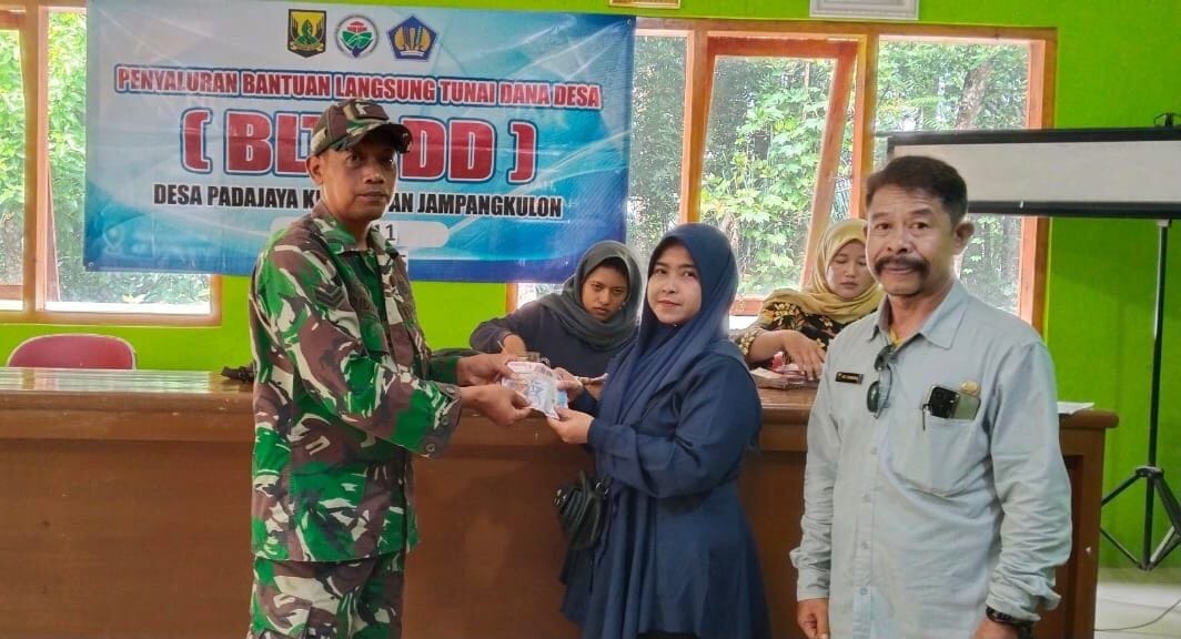 Babinsa Koramil 2213/Jampangkulon Dampingi Penyaluran BLT DD di Desa Padajaya 1 Babinsa Koramil 2213/Jampangkulon Dampingi Penyaluran BLT DD di Desa Padajaya