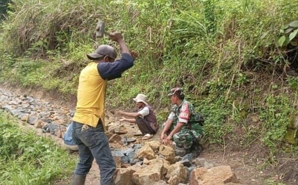 Babinsa Koramil 2212/Tegalbuleud Bersama Warga Laksanakan Karya Bakti Perbaikan Jalan di Desa Sumberjaya 9