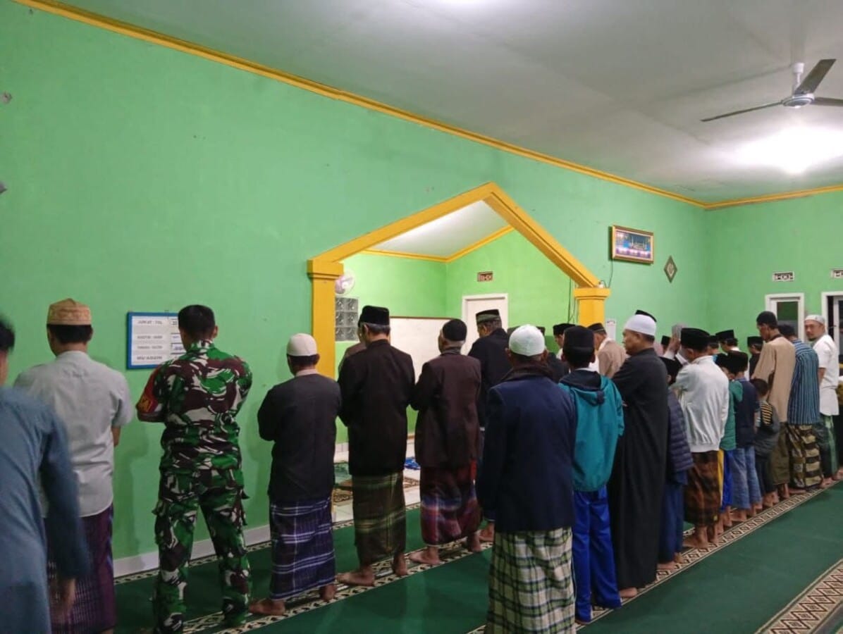 Babinsa Koramil 2208/Nyalindung Laksanakan Tarawih Bersama Warga di Desa Bojongsari 1 Babinsa Koramil 2208/Nyalindung Laksanakan Tarawih Bersama Warga di Desa Bojongsari