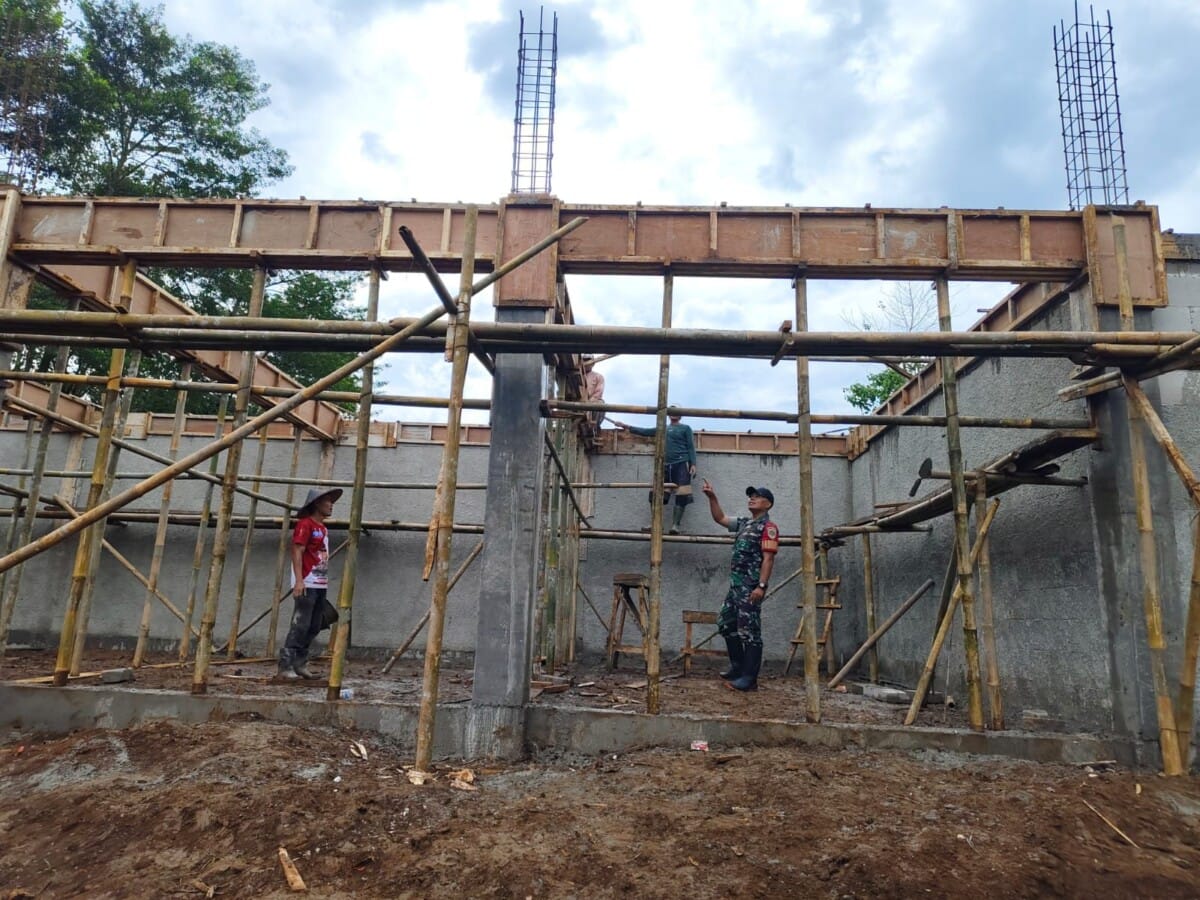 BABINSA KORAMIL 2206/PARAKANSALAK LAKSANAKAN PENDAMPINGAN PEMBANGUNAN KDKMP DI DESA BOJONGLONGOK 1 BABINSA KORAMIL 2206/PARAKANSALAK LAKSANAKAN PENDAMPINGAN PEMBANGUNAN KDKMP DI DESA BOJONGLONGOK