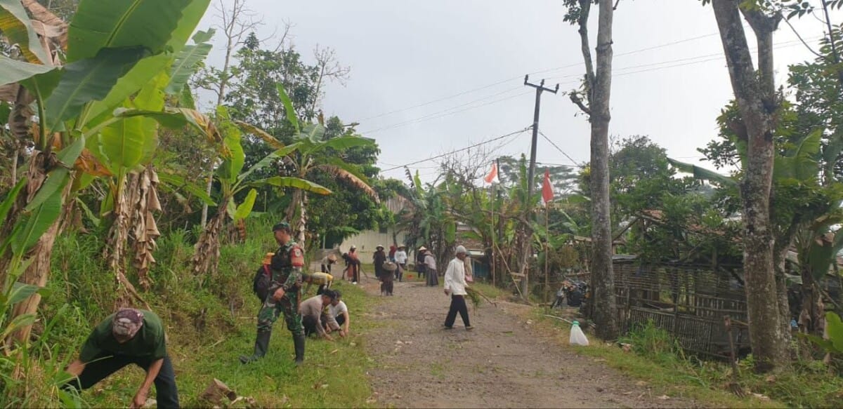 BABINSA KORAMIL 2208/NYALINDUNG LAKSANAKAN BAKTI PEMBERSIHAN JALAN LINGKUNGAN DI KP. NANGKA 2 7