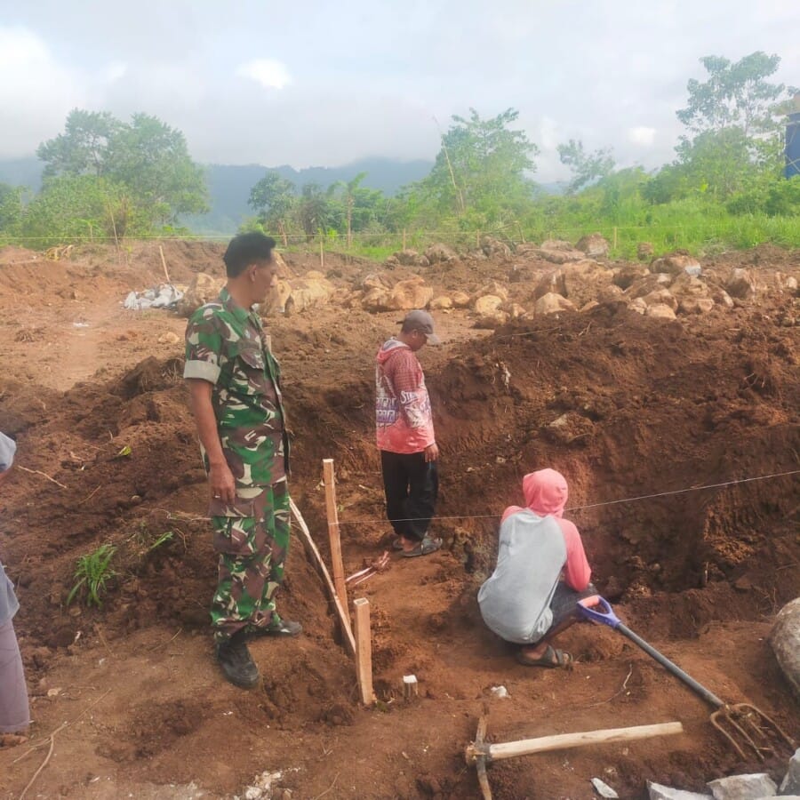 BABINSA KORAMIL 2202/PALABUHANRATU LAKSANAKAN PEMBUATAN TPT DI KP. SINDANG PALAH 8