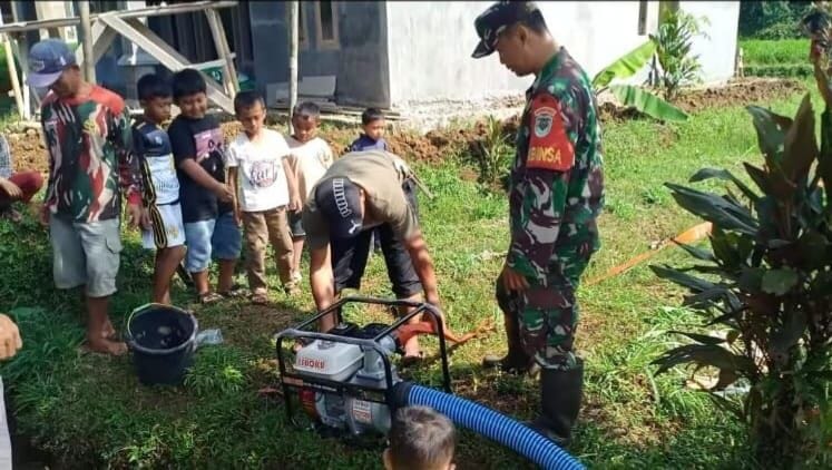 BABINSA KORAMIL 2205/KALAPANUNGGAL LAKSANAKAN PENDAMPINGAN PENGECEKAN MESIN POMPANISASI DI DESA MAKASARI 9
