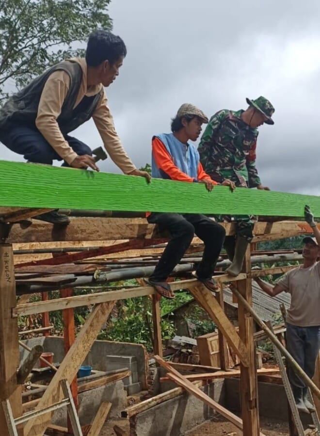 BABINSA KORAMIL 2209/LENGKONG LAKSANAKAN KARYA BAKTI PEREHABAN RUMAH BERSAMA WARGA 6