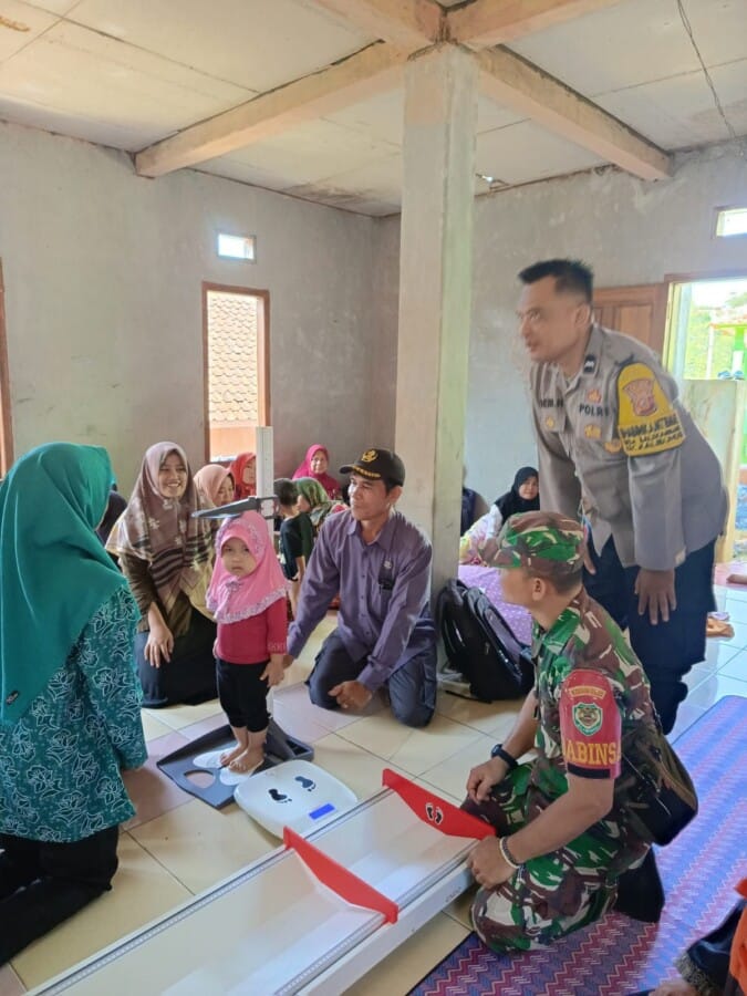 BABINSA KORAMIL 2213/JAMPANGKULON LAKSANAKAN PENDAMPINGAN PEMBERIAN VITAMIN A BAGI BALITA DI KECAMATAN KALIBUNDER 1 BABINSA KORAMIL 2213/JAMPANGKULON LAKSANAKAN PENDAMPINGAN PEMBERIAN VITAMIN A BAGI BALITA DI KECAMATAN KALIBUNDER