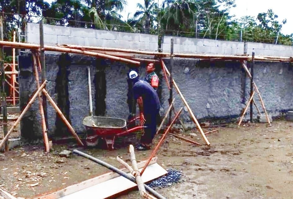 Babinsa Koramil 2212/Tegalbuleud Bersama Warga Laksanakan Karya Bakti Pembangunan KDKMP di Desa Calingcing 5