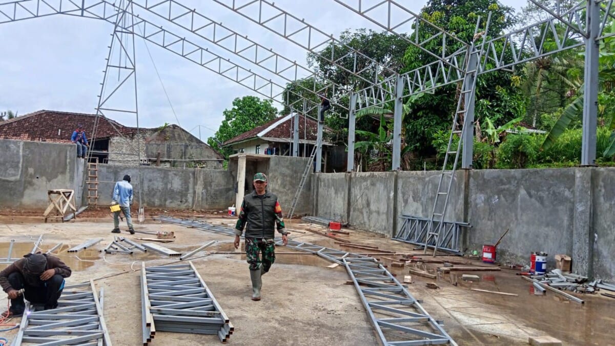 Babinsa Koramil 2213/Jampangkulon Laksanakan Pendampingan Pembangunan KDKMP di Desa Sukamanah 3