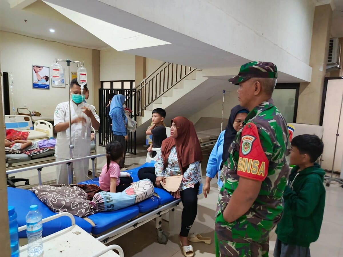 BABINSA KORAMIL 2202/PALABUHANRATU LAKSANAKAN PENGECEKAN WARGA TERKENA DBD DI RSUD PALABUHANRATU 1 BABINSA KORAMIL 2202/PALABUHANRATU LAKSANAKAN PENGECEKAN WARGA TERKENA DBD DI RSUD PALABUHANRATU