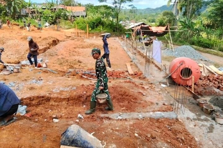 BABINSA KORAMIL 2210/PABUARAN LAKSANAKAN PEMBANGUNAN KDKMP DI DESA LEMBUR SAWAH 1