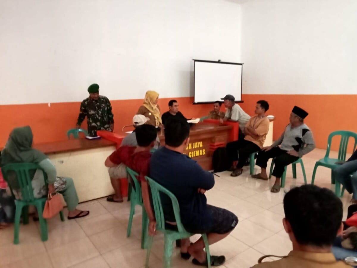 BABINSA KORAMIL 2215/CIEMAS HADIRI RAPAT SOSIALISASI TMMD DI DESA MEKARJAYA 2