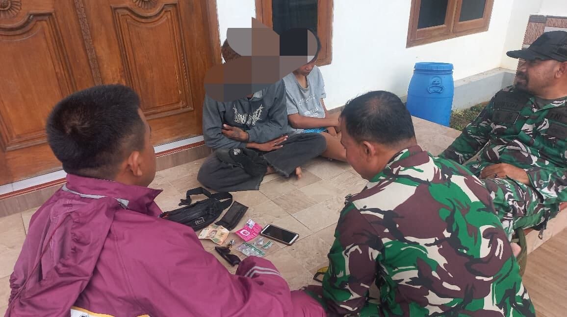 Sigap Jaga Wilayah dari Peredaran Obat Keras, Anggota Koramil 2201/Cisolok Amankan Dua Remaja di Cimaja 4