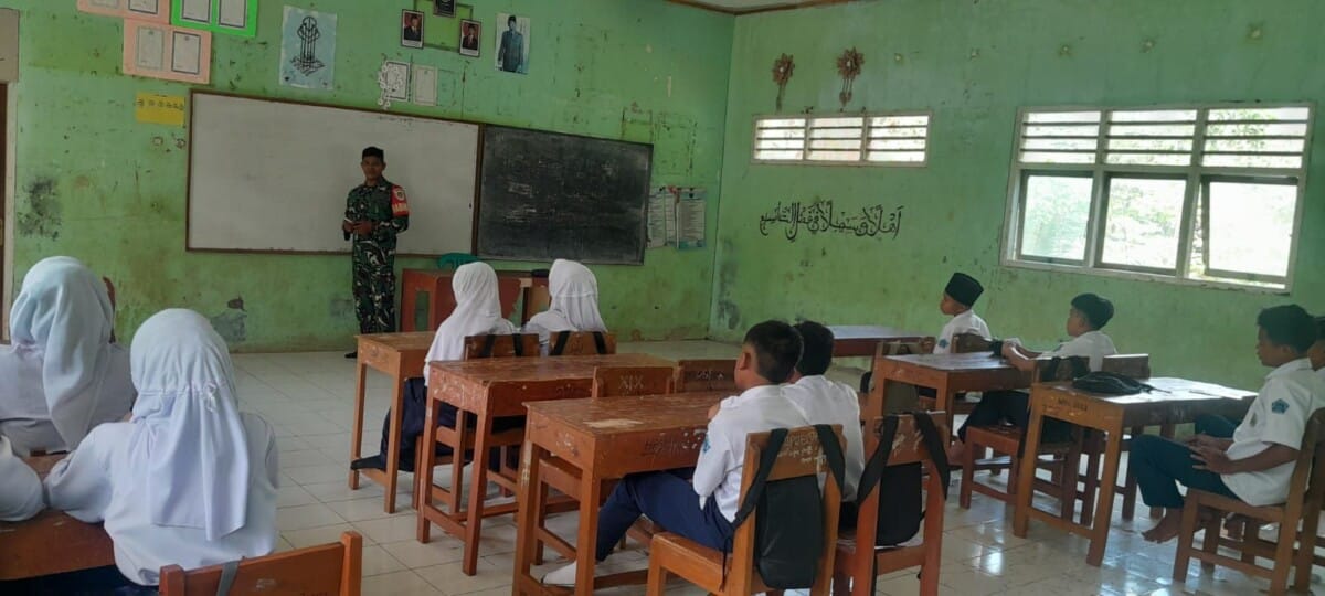 Babinsa Koramil 2212/Tegalbuleud Berikan Materi Wawasan Kebangsaan di MTs Ashobari Sirnamekar 7