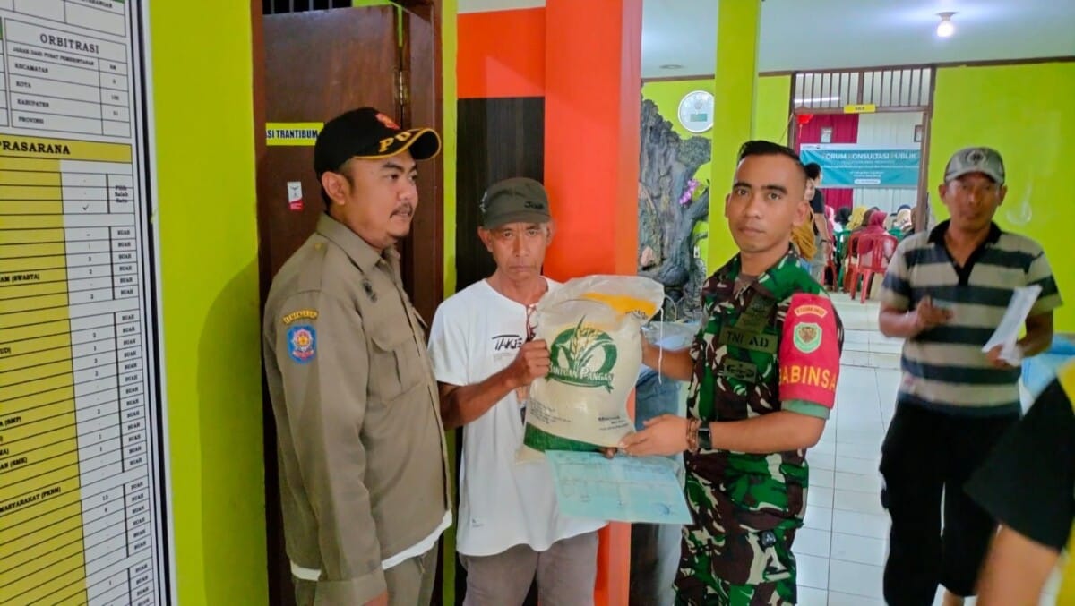 Babinsa koramil 2213/Jampang Kulon Dampingi Penyaluran Bantuan Beras di Desa Sekarsari 6