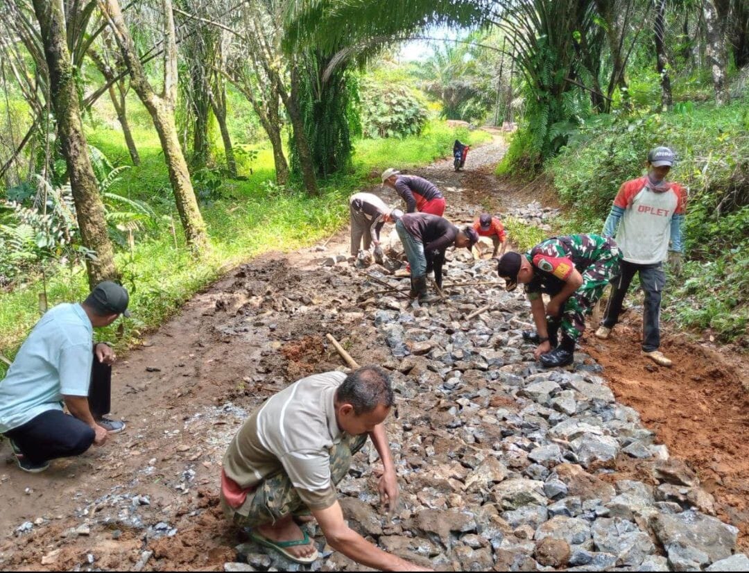 BABINSA KORAMIL 2211/SAGARANTEN LAKSANAKAN KARYA BAKTI PERBAIKAN JALAN DI DESA MEKARTANI 11