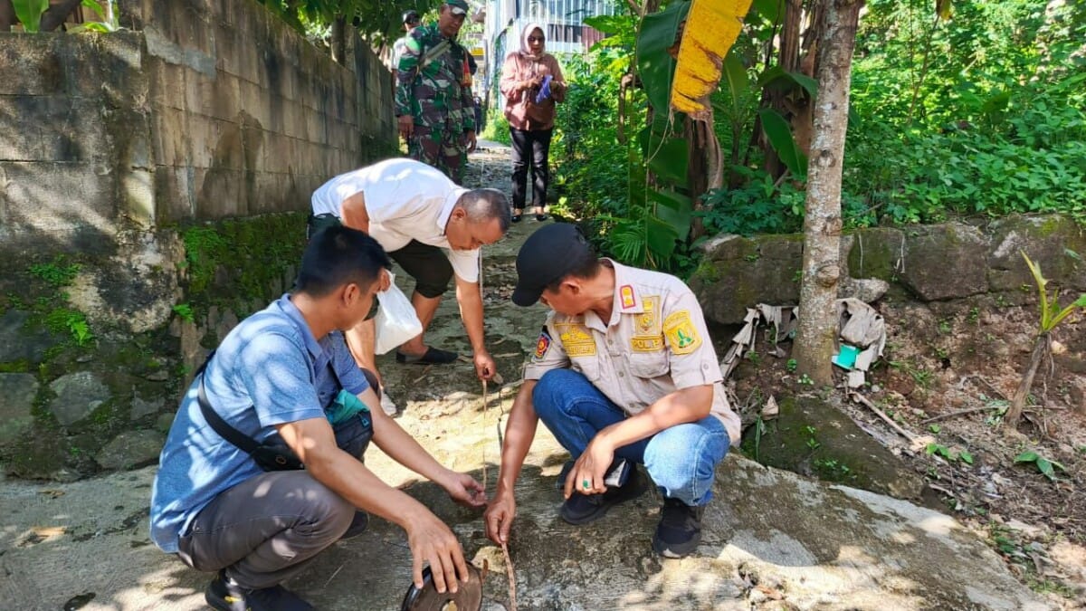 BABINSA KORAMIL 2202/PALABUHANRATU LAKSANAKAN PERBAIKAN JALAN DI WILAYAH BINAAN 10