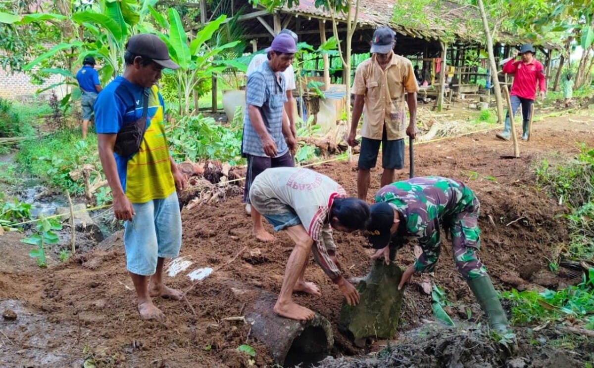 BABINSA KORAMIL 2212/TEGALBULEUD BERSAMA WARGA LAKSANAKAN KARYA BAKTI PEMBENAHAN SALURAN AIR 9