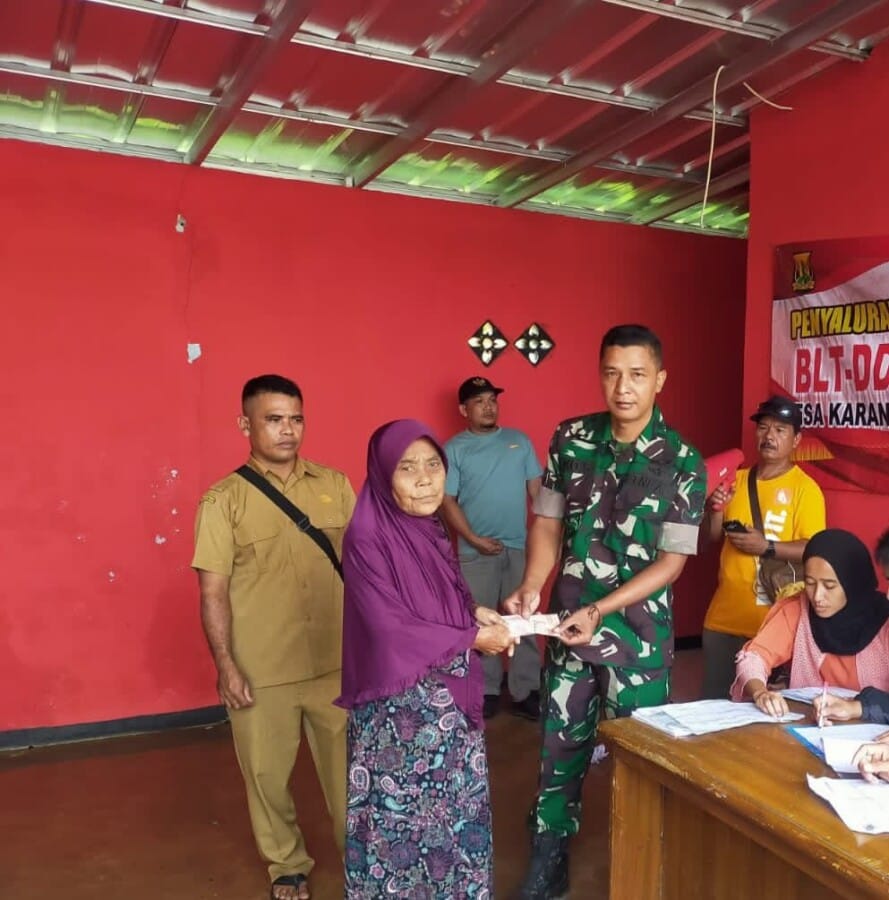 Babinsa Koramil 2213/Jampangkulon Laksanakan Pendampingan Penyaluran BLT DD di Desa Karanganyar 6