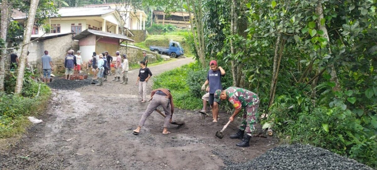 BABINSA KORAMIL 2205/KALAPANUNGGAL LAKSANAKAN BAKTI PEMELIHARAAN DAN PEMBERSIHAN JALAN DI DESA CIANAGA 5