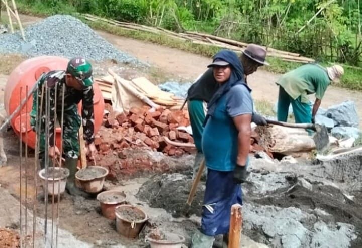 Babinsa Koramil 2210/Pabuaran Laksanakan Karya Bhakti Bersama Warga di Kp. Cilember 8
