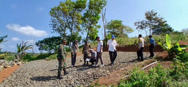 Babinsa Koramil 2215/Ciemas Monitoring Pembangunan Jalan di Kp. Ciendok Desa Tamanjaya 6